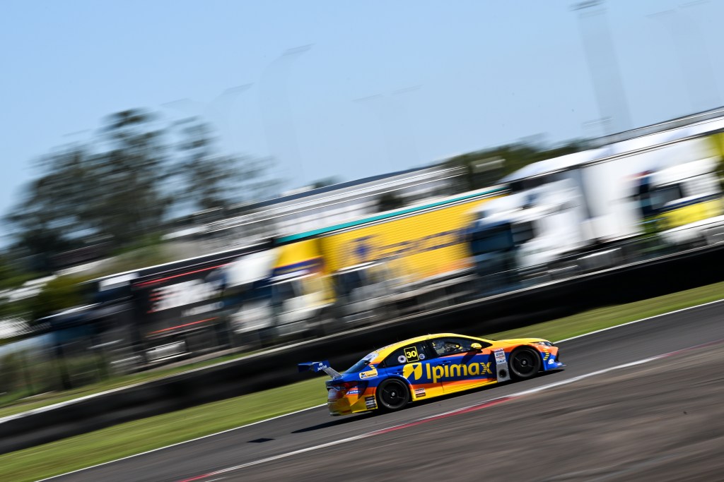 Ramos bate Petecof por apenas 0s002 e comanda TL2 da Stock Car no Velopark