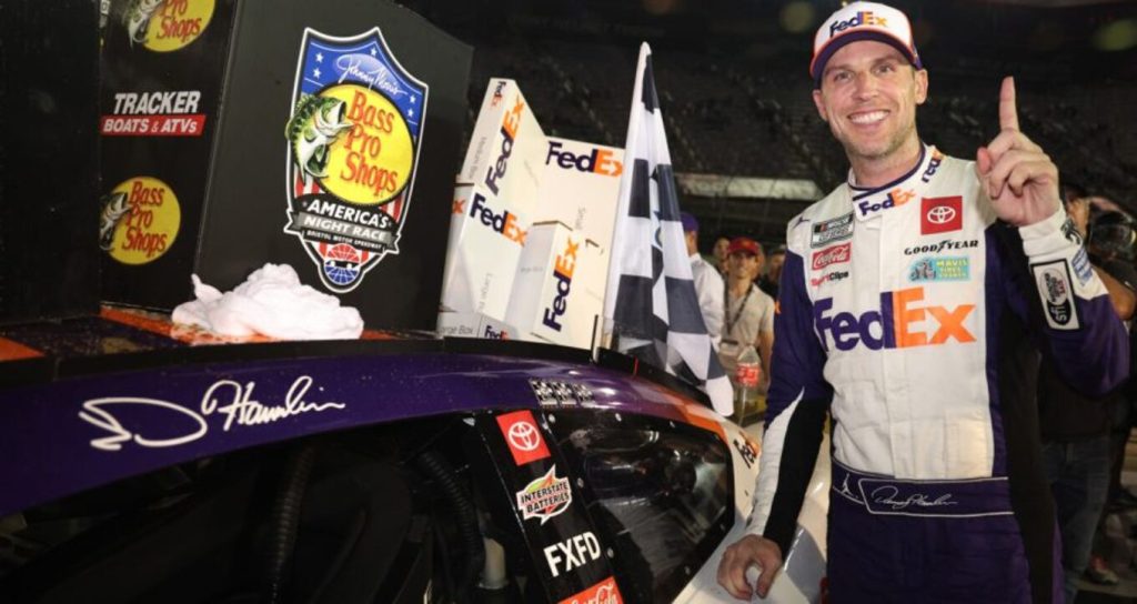 Hamlin gana en Bristol y avanza en los playoffs de la Nascar. Logano y Harvick, eliminados