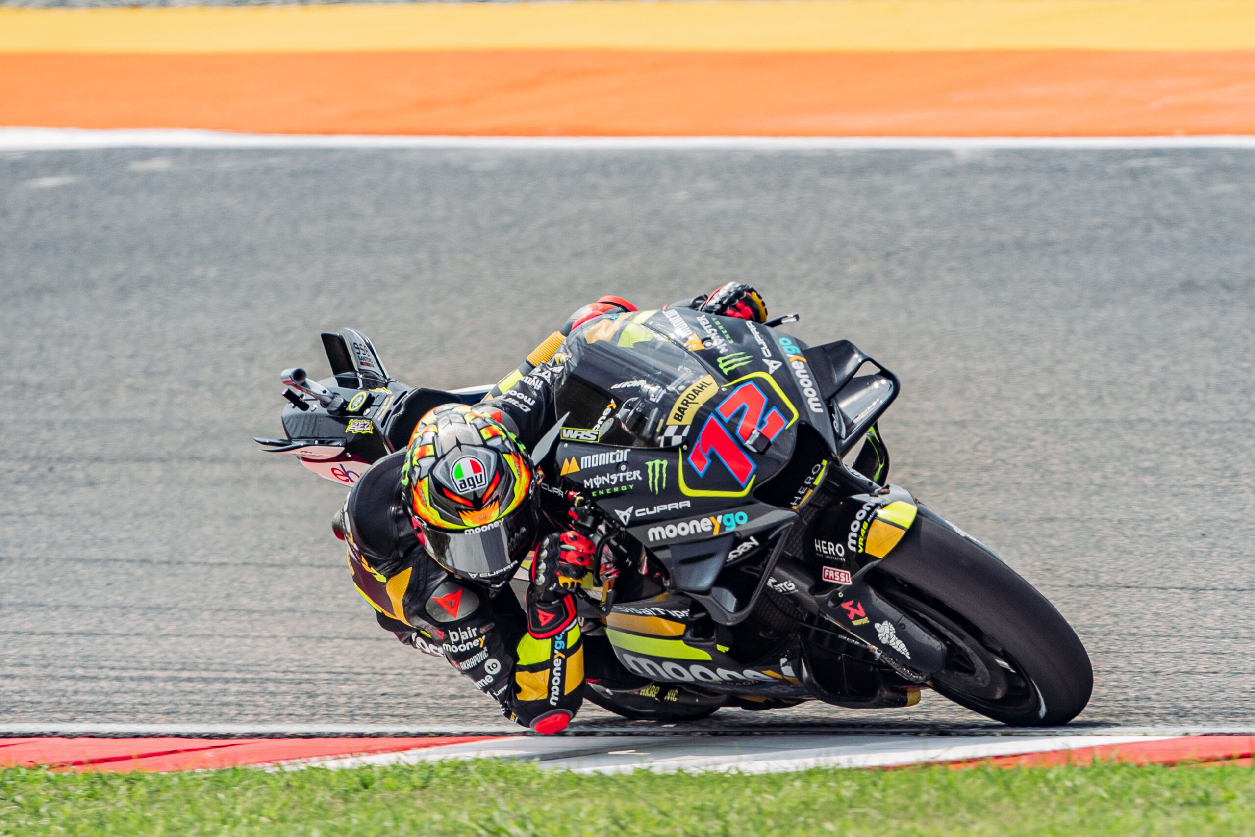 Bezzecchi domina en Buddh y gana primer GP de la India; Bagnaia abandona tras caída