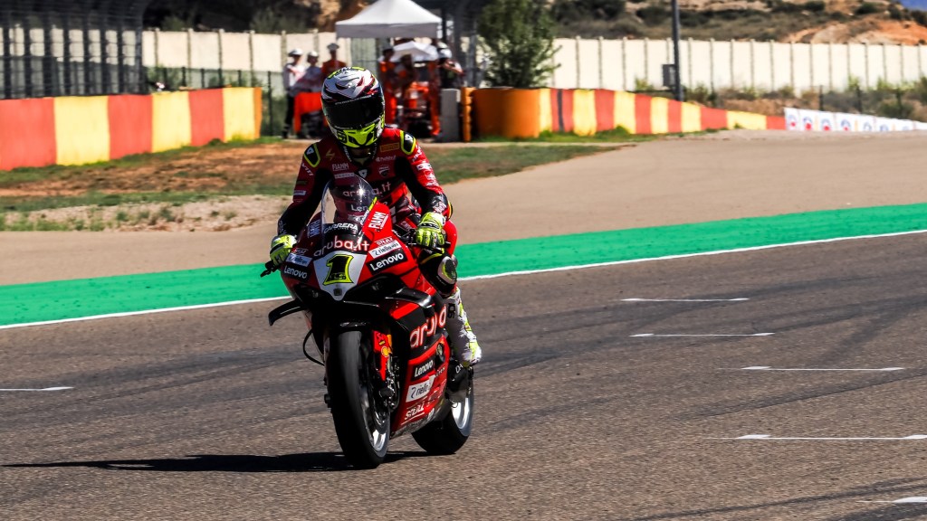 Bautista deixa erro de sábado para trás e vence corrida 2 do WSBK em Aragão