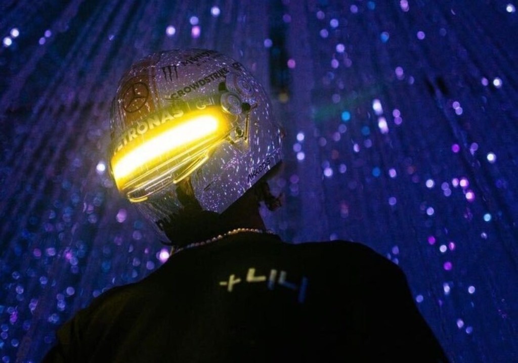 Hamilton adopta casco de diseño futurista futurista para el GP de Japón de F1