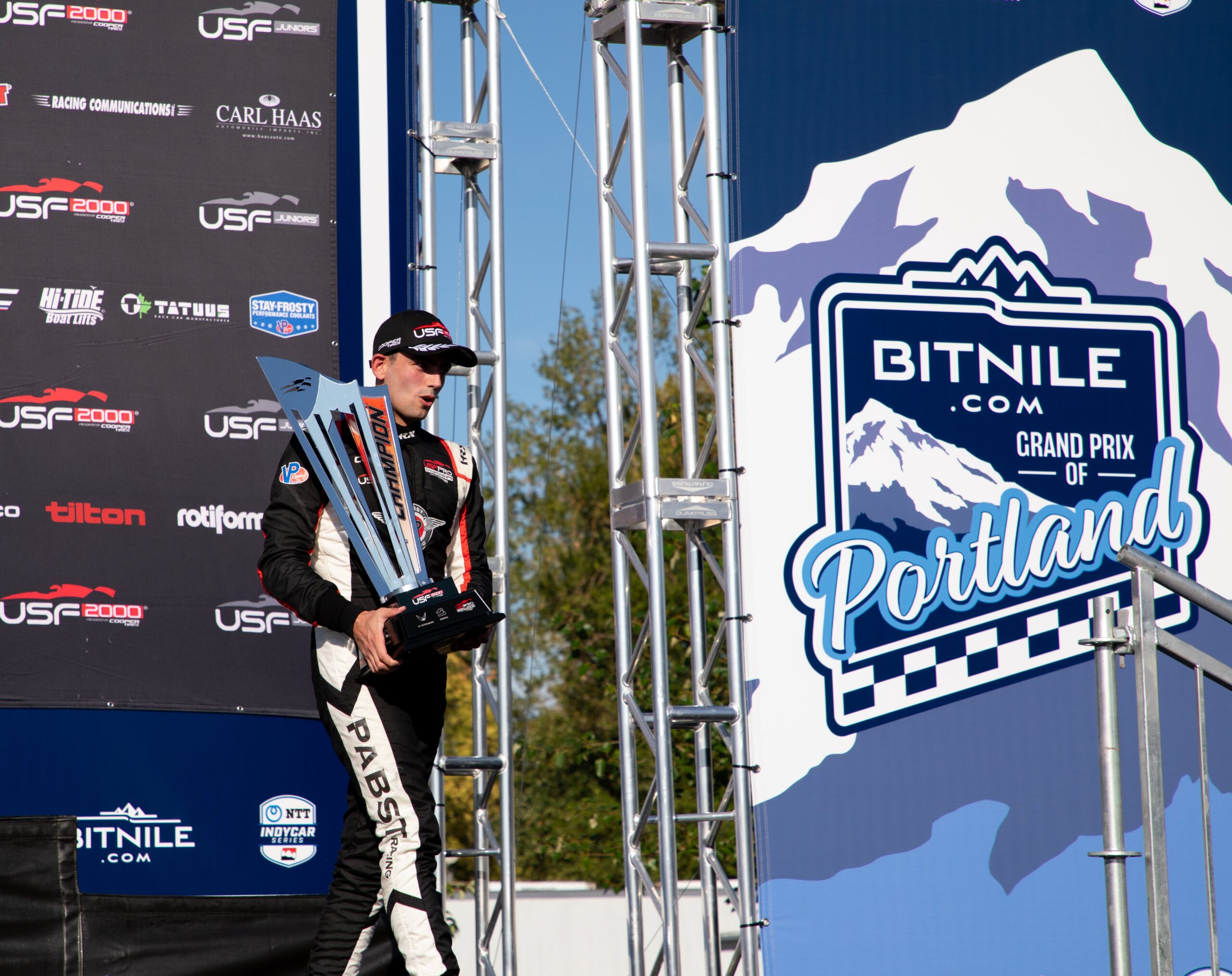 Sikes vai ao pódio e leva título da USF 2000 na corrida 1 em Portland. Douglas vence