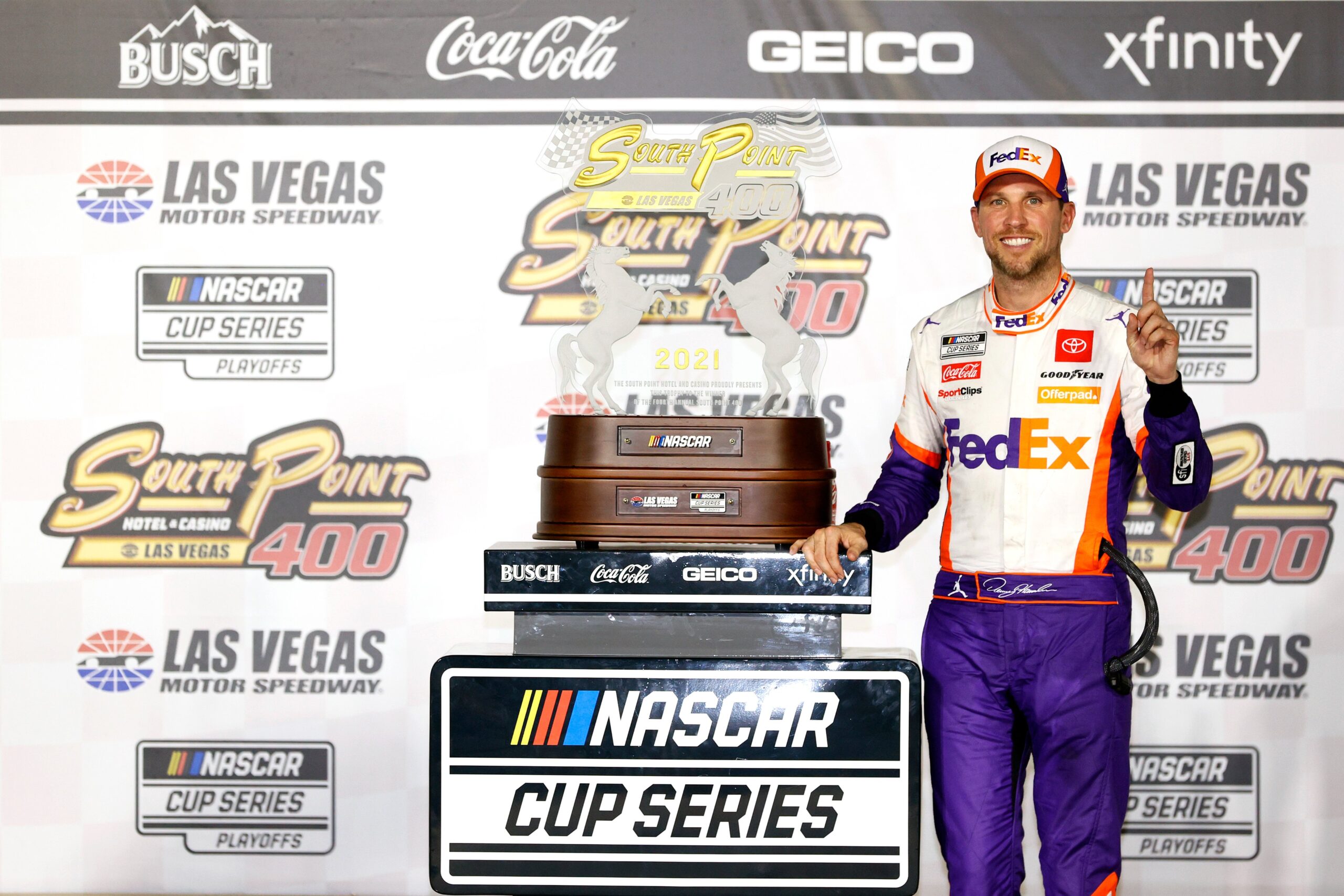 Hamlin anuncia renovación y alcanza los 20 años como piloto de Joe Gibbs en NASCAR