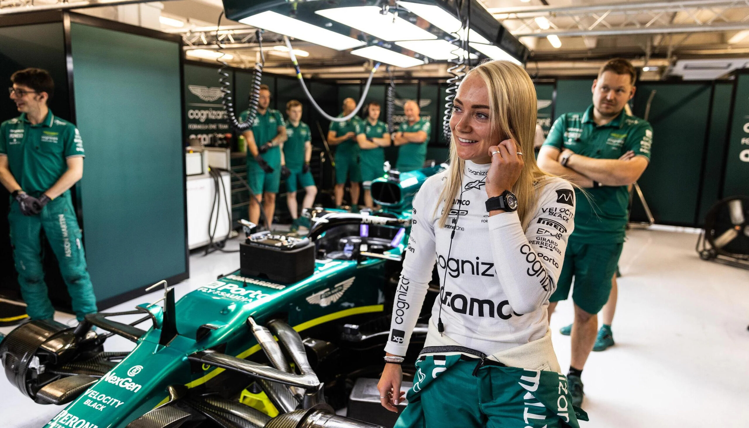 Jessica Hawkins testa AMR21 com Drugovich e se torna 1ª mulher a andar de F1 desde 2018
