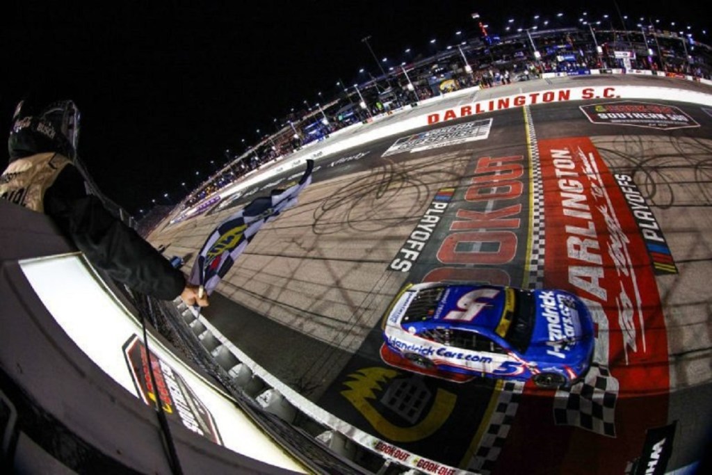 Larson garante 1ª vaga no Round of 12: como estão playoffs da Nascar após Darlington