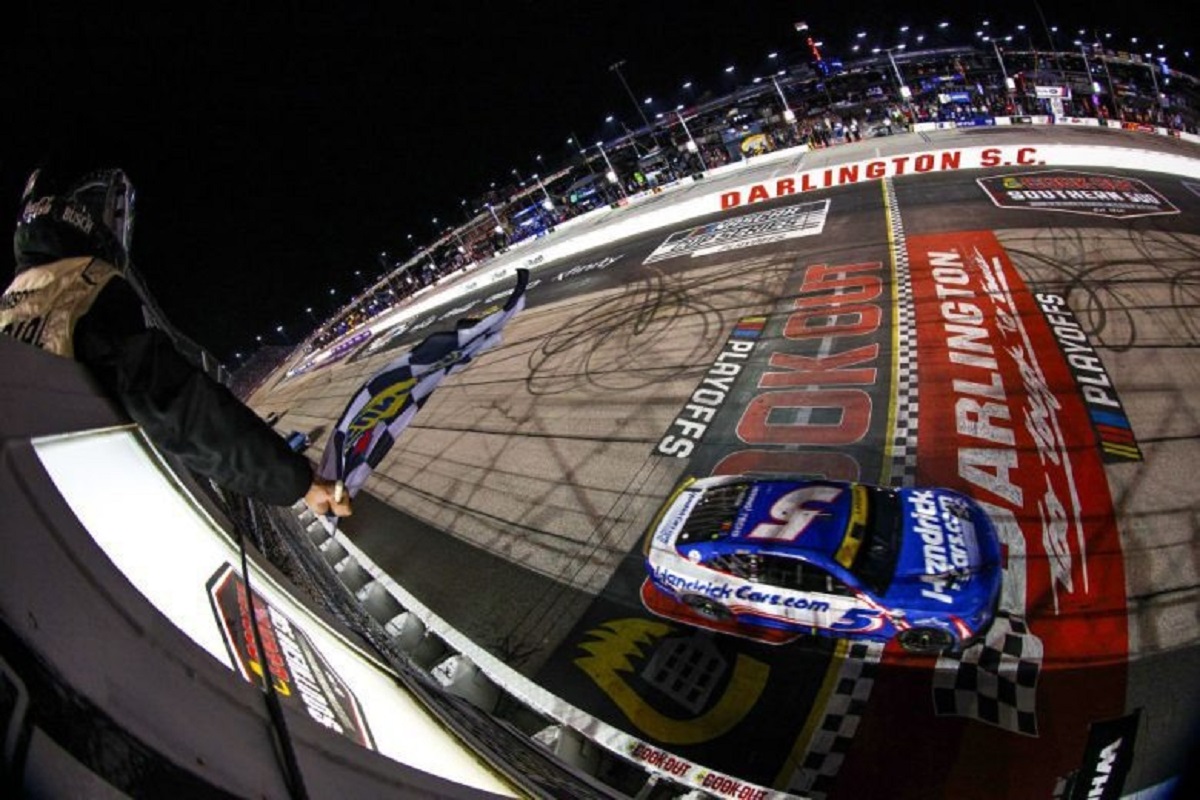 Larson garante 1ª vaga no Round of 12: como estão playoffs da Nascar após Darlington