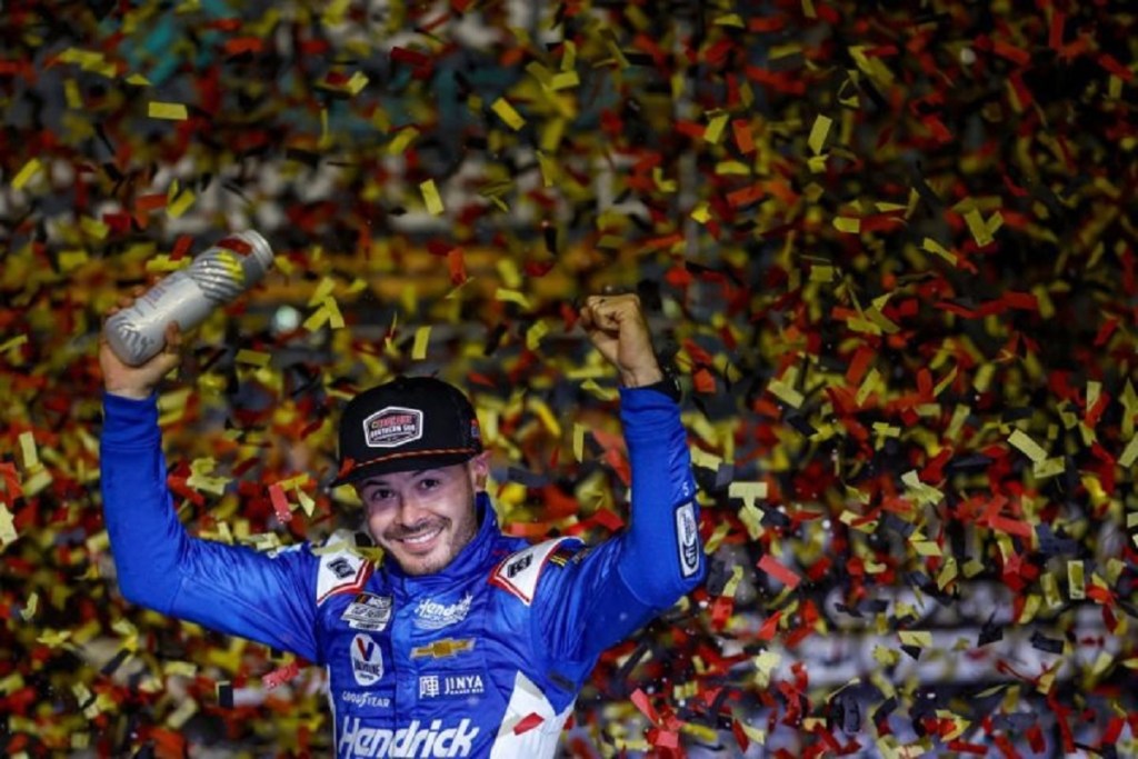 Larson gana en Darlington en la primera ronda de los playoffs y avanza la Ronda de 12