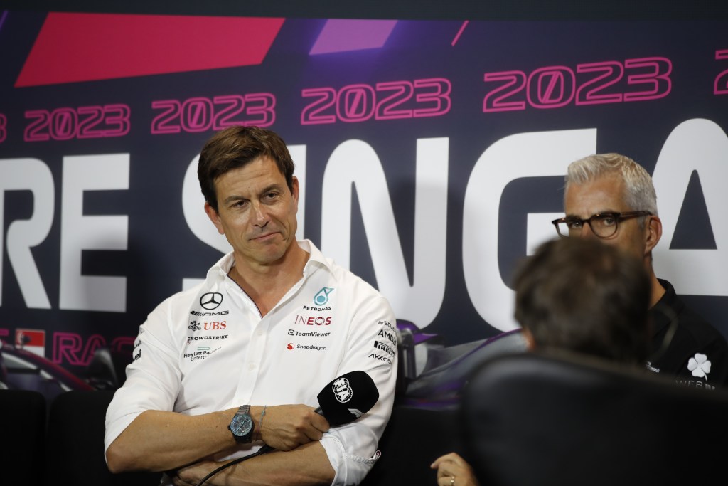 Mercedes diz que simulador mostrou que W15 “parece um carro pela 1ª vez em 2 anos”