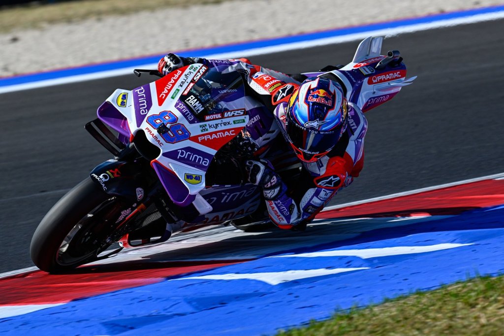 Martín lidera Misano y gana en MotoGP: Bagnaia se defiende de Pedrosa y queda tercero