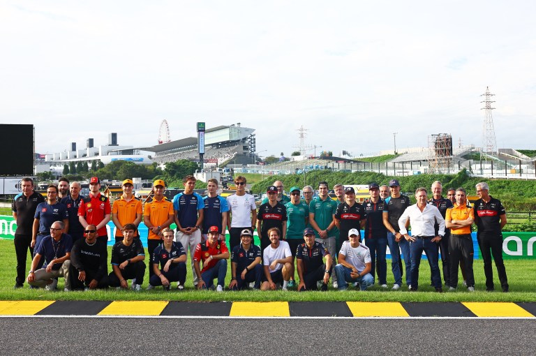 Pilotos e chefes de equipe estiveram na inauguração do Buzzin' Corner (Foto: F1/Reprodução)