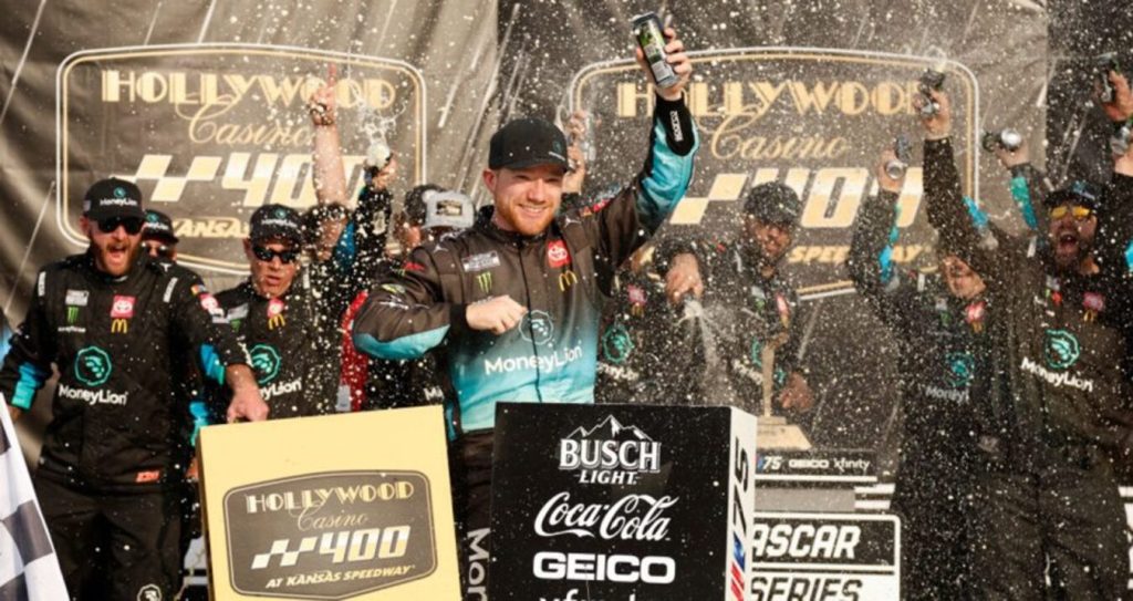 Reddick gana en el óvalo de Kansas y avanza a la siguiente ronda del playoff de Nascar