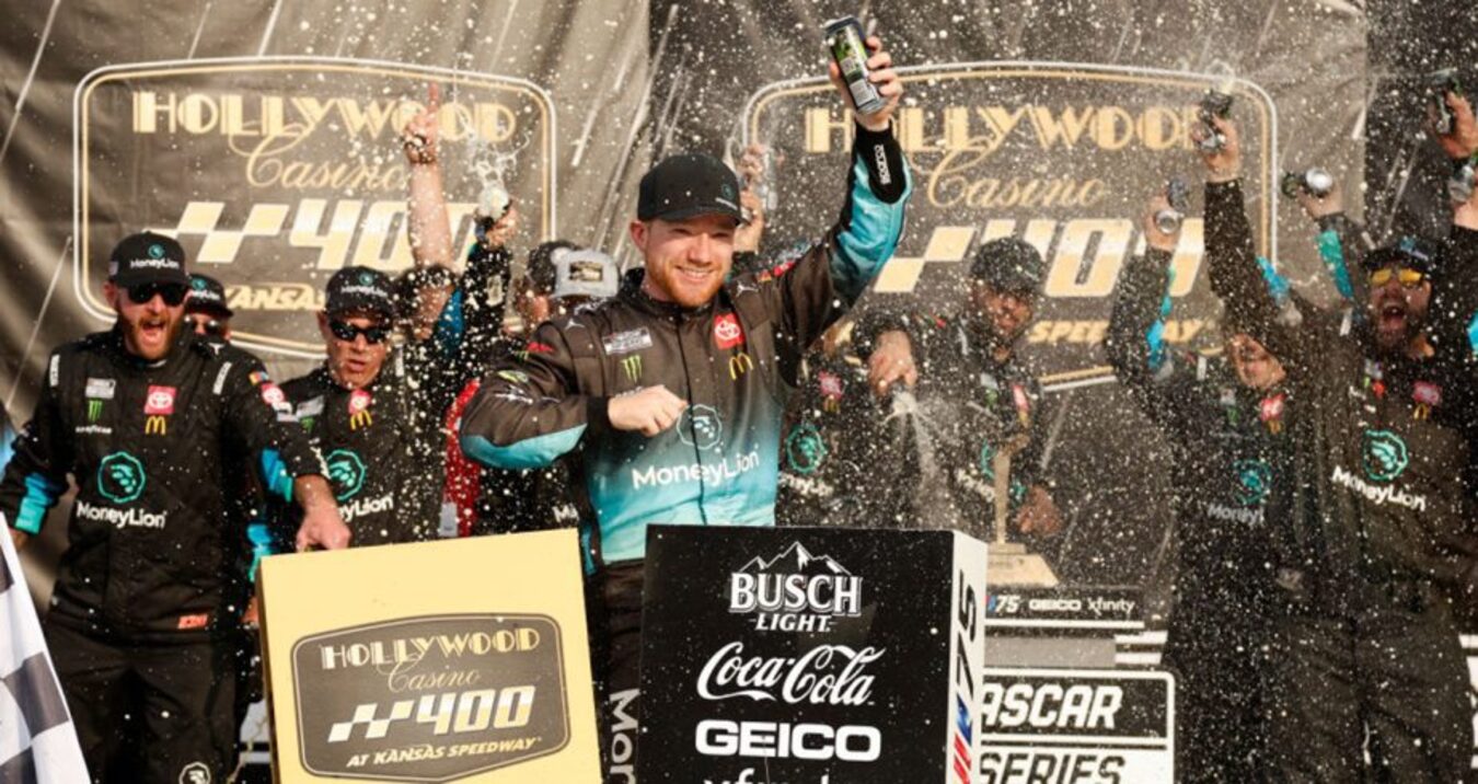 Reddick gana en el óvalo de Kansas y avanza a la siguiente ronda del playoff de Nascar