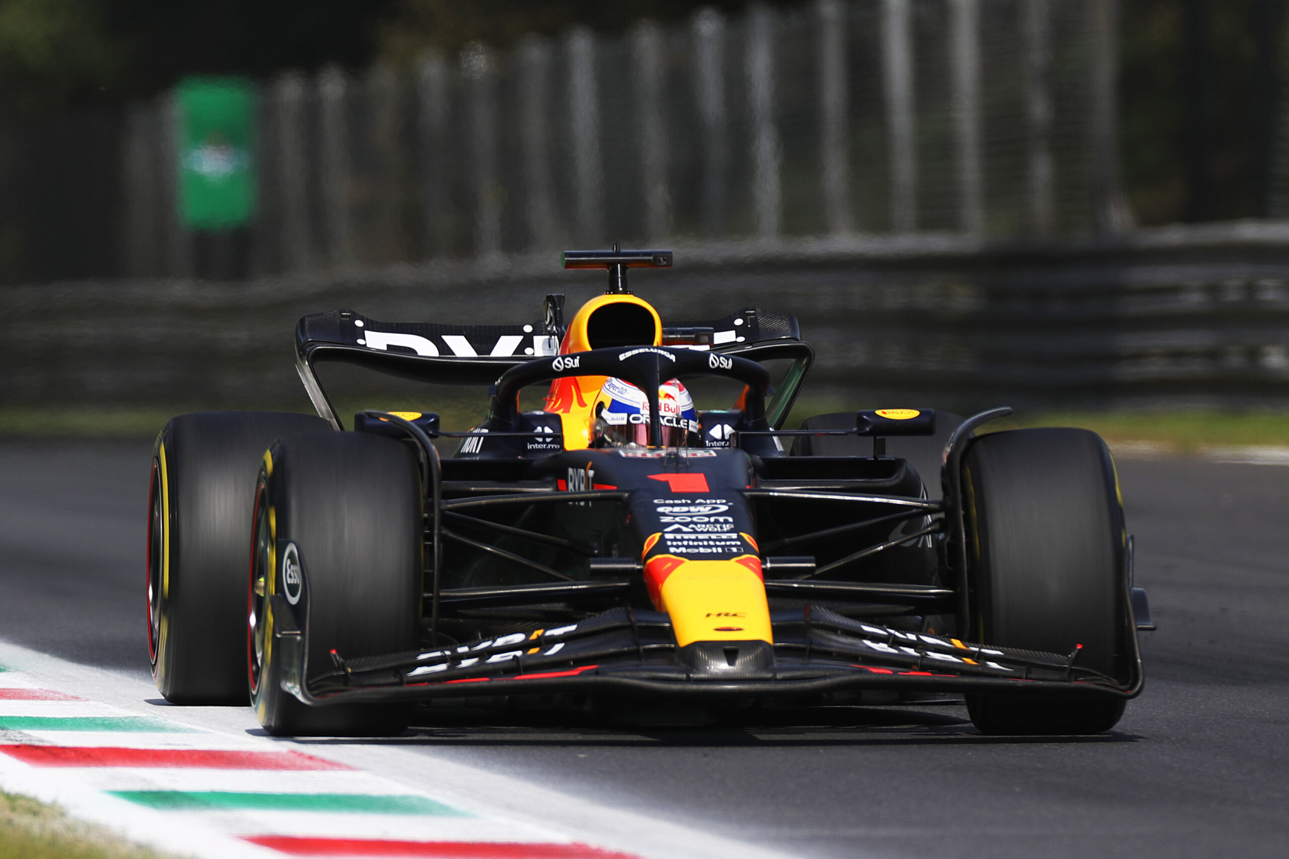 Verstappen supera a Sainz, vence en Italia y logra el récord de victorias seguidas en la F1