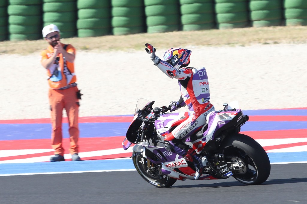 Ducati domina e faz trinca na sprint em Misano, mas Pedrosa rouba holofotes
