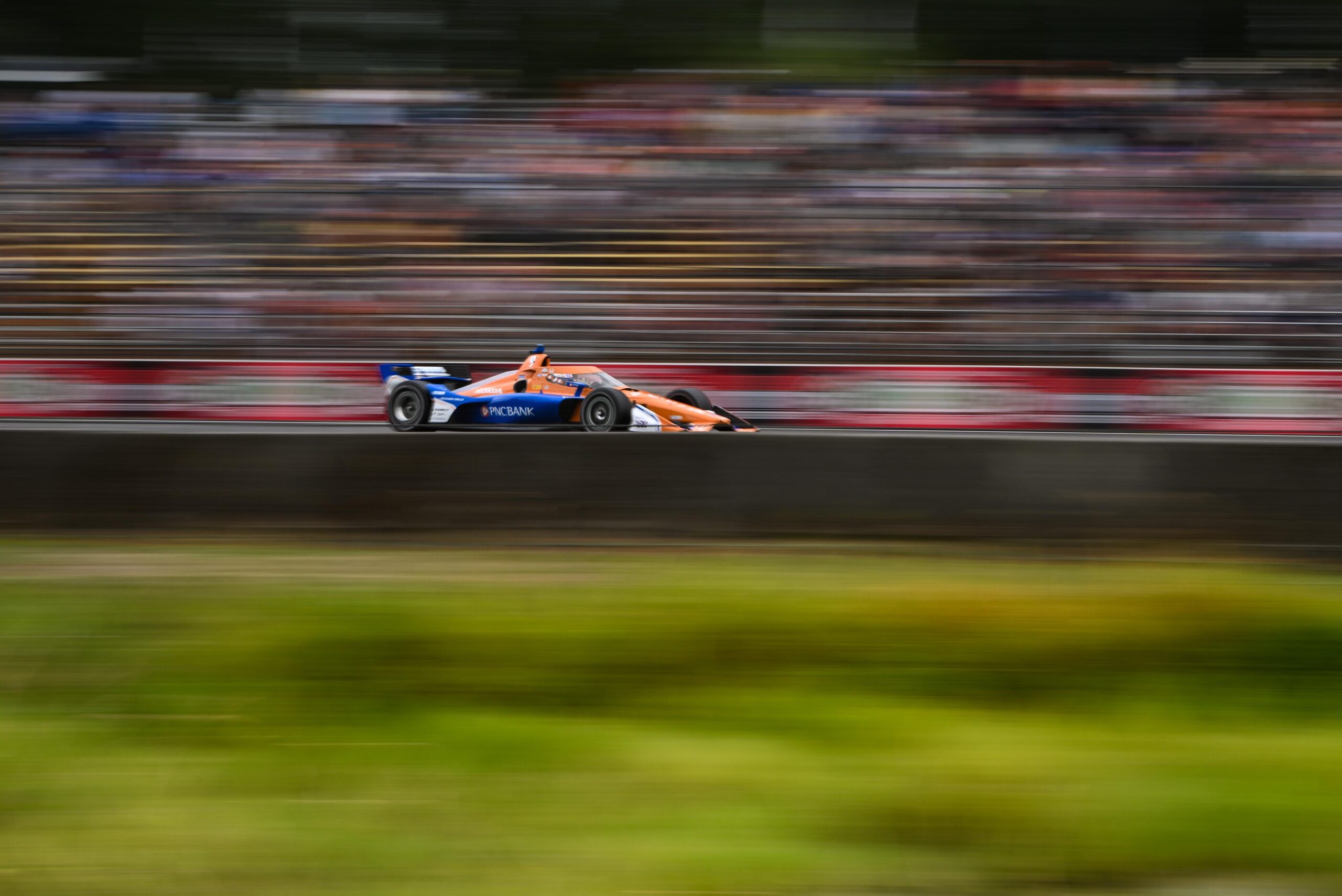 Dixon lidera caótica carrera de la IndyCar en Laguna Seca