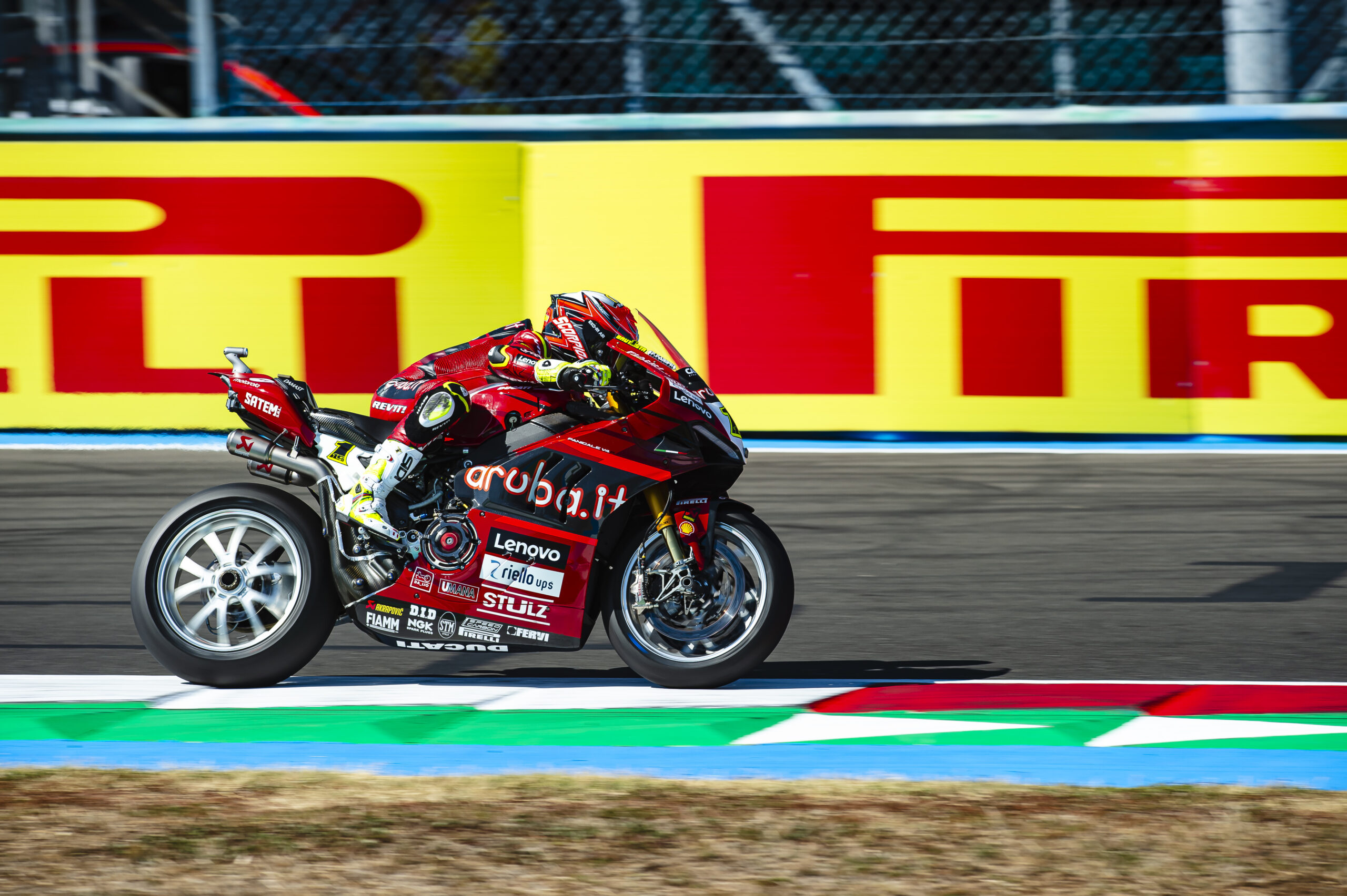 Bautista vence corrida 2 do WSBK marcada por forte acidente em Magny-Cours