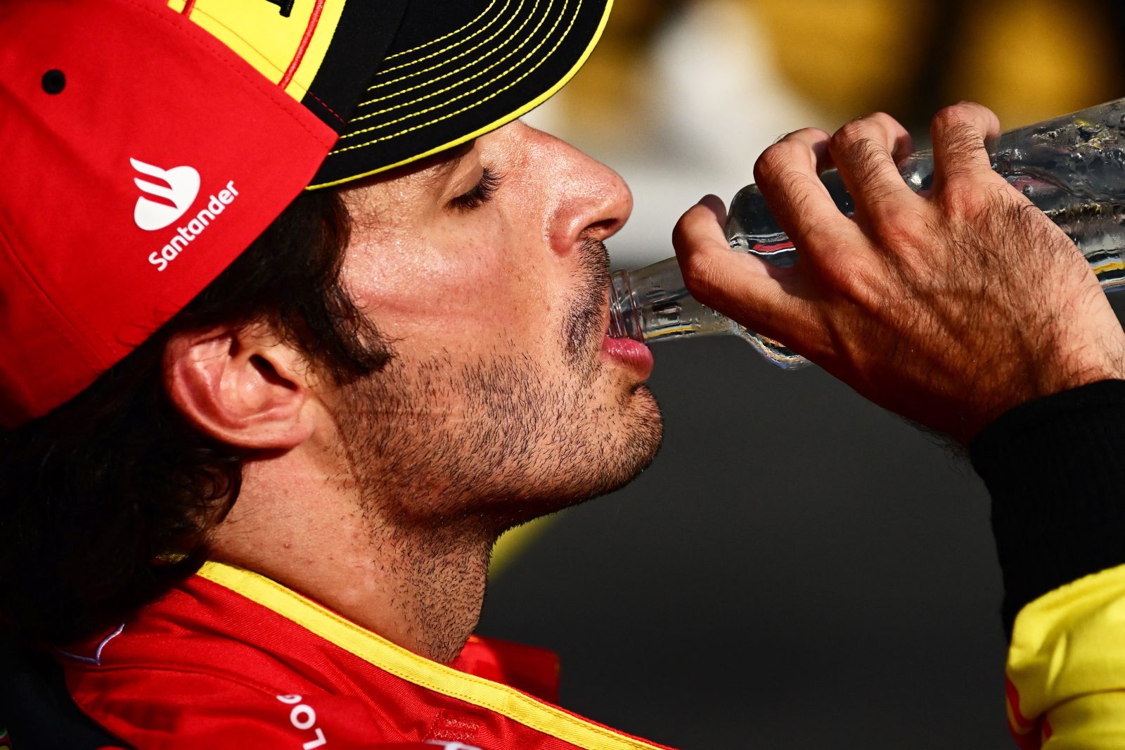 Sainz sufre el robo de su reloj y persigue a ladrones después de subir al podio en Italia