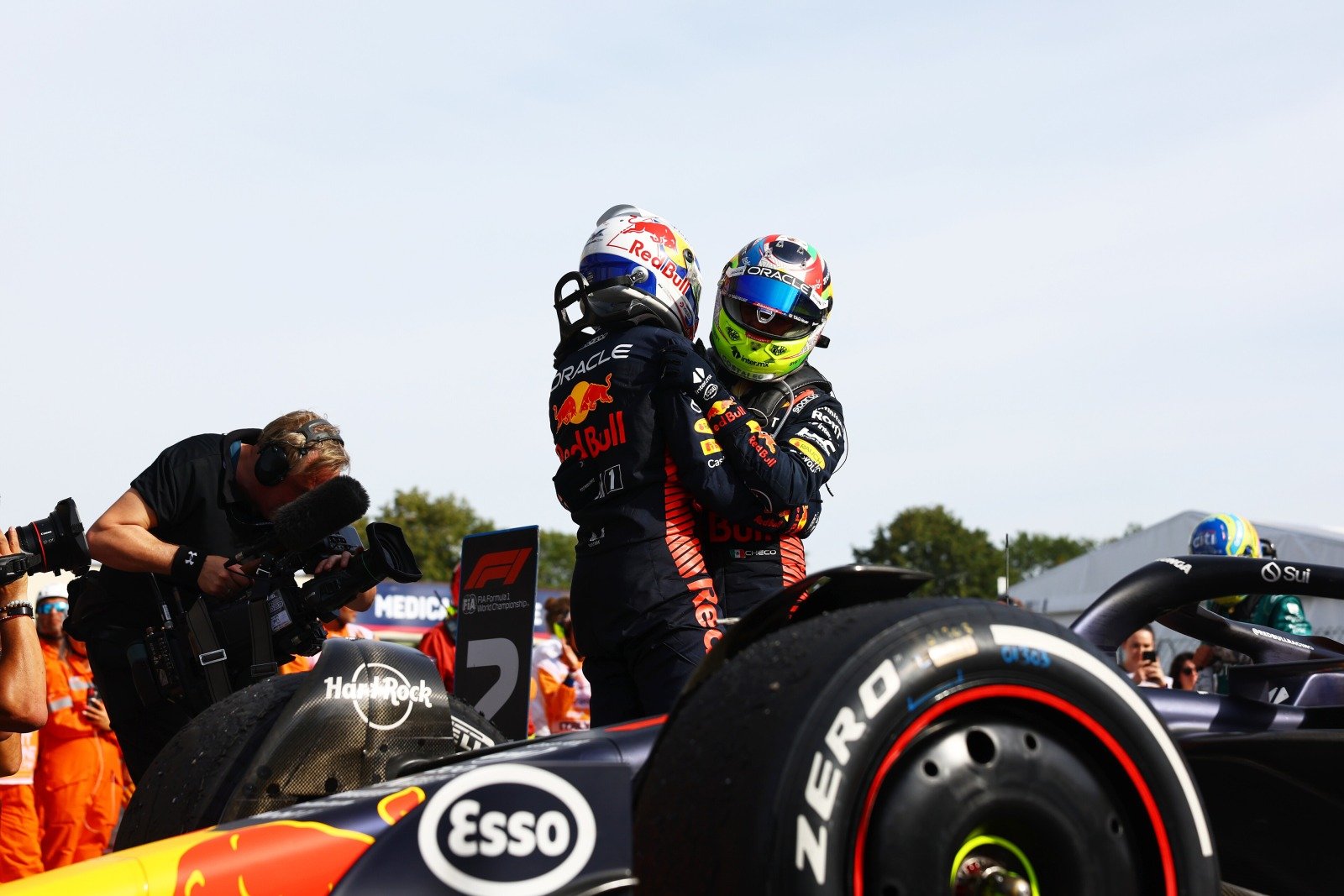 Red Bull celebra “momento incrível” de Verstappen e vibra: “Ganhar aqui é enorme”