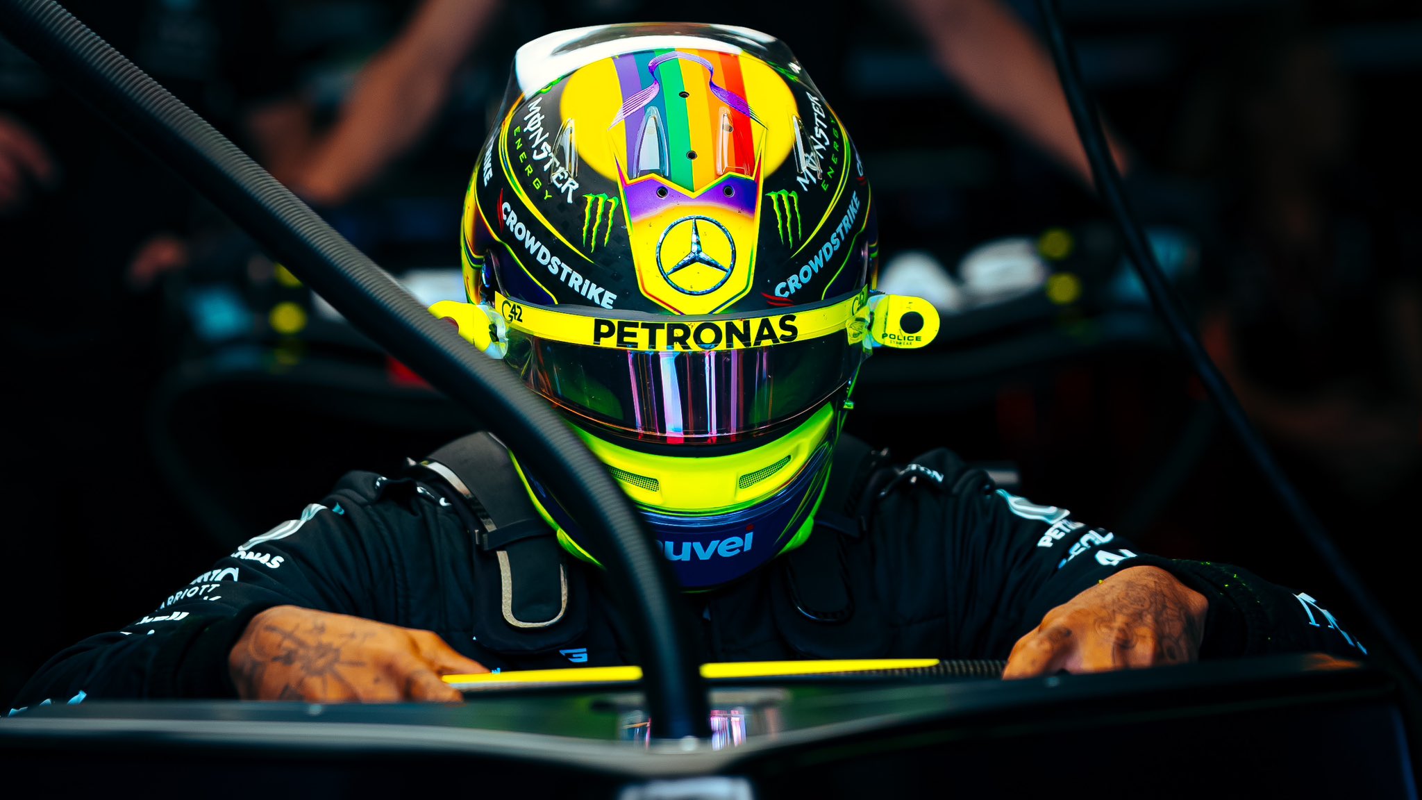 Mercedes exalta “espírito esportivo” de Hamilton na Itália: “Único que assume erros”