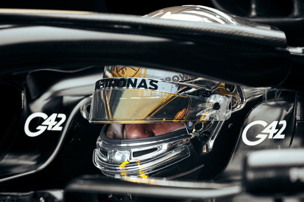 Hamilton critica tática de ajudar Russell contra Sainz no Japão: “Não fazia sentido”