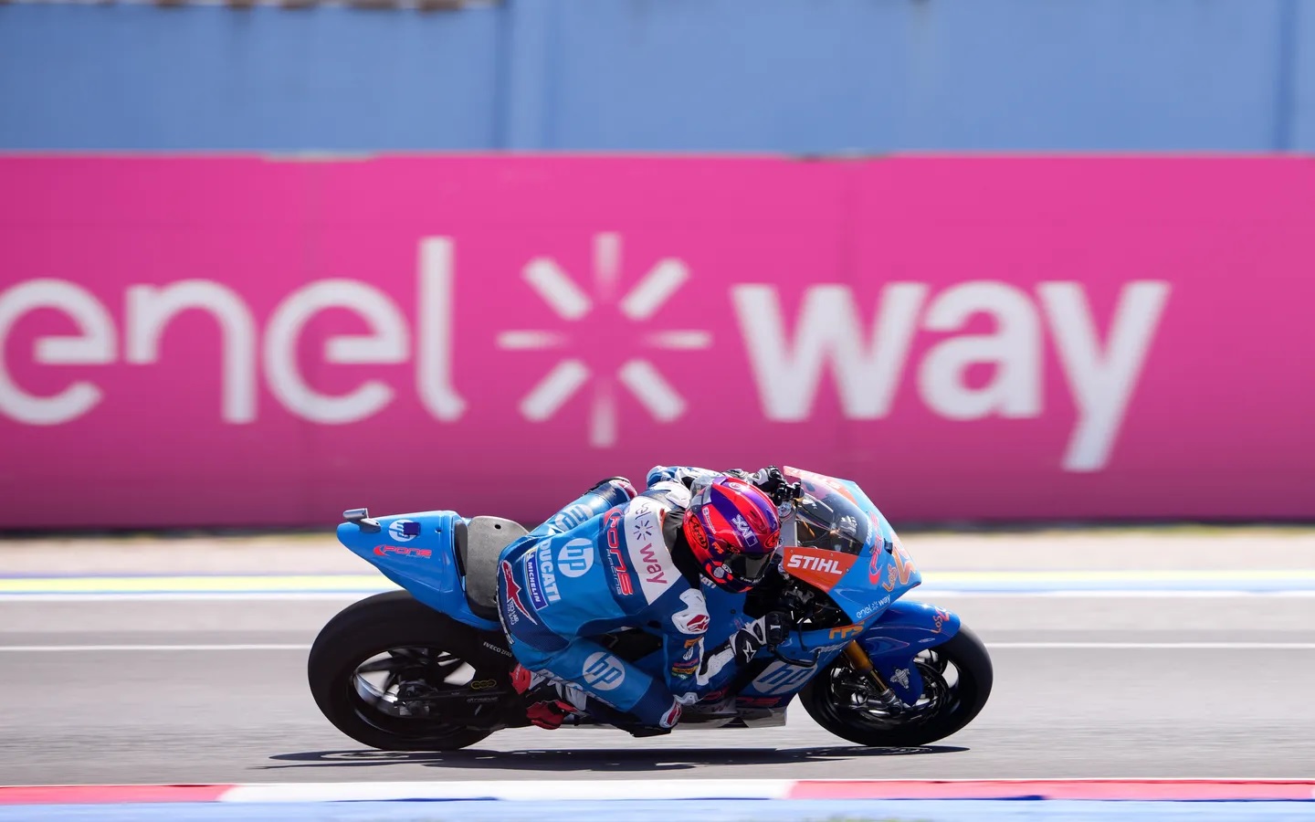 Casadei controla rivais e conquista título da MotoE com vitória na corrida 1 em Misano