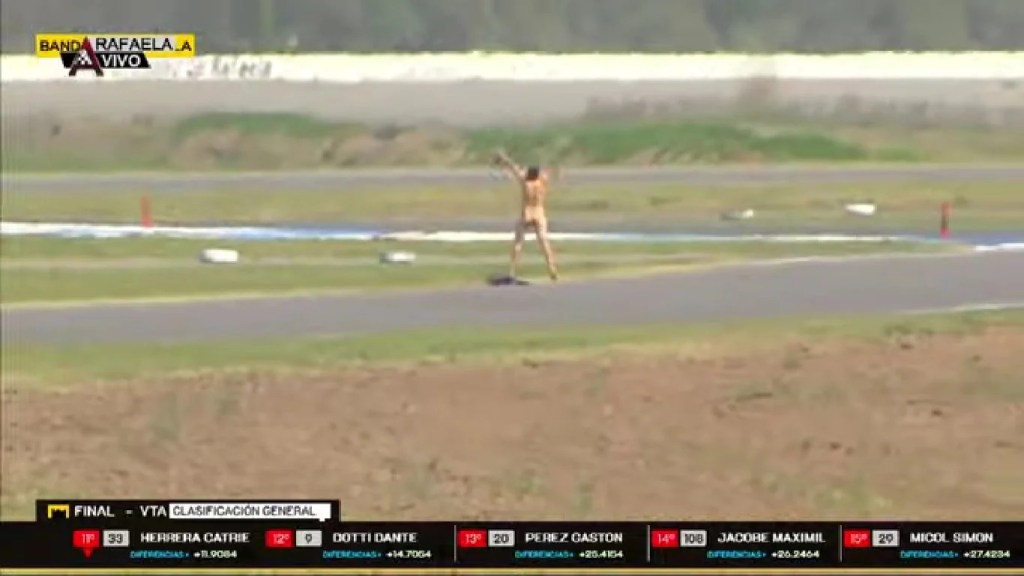 Hombre desnudo invade la pista e interrumpe carrera zonal en Argentina