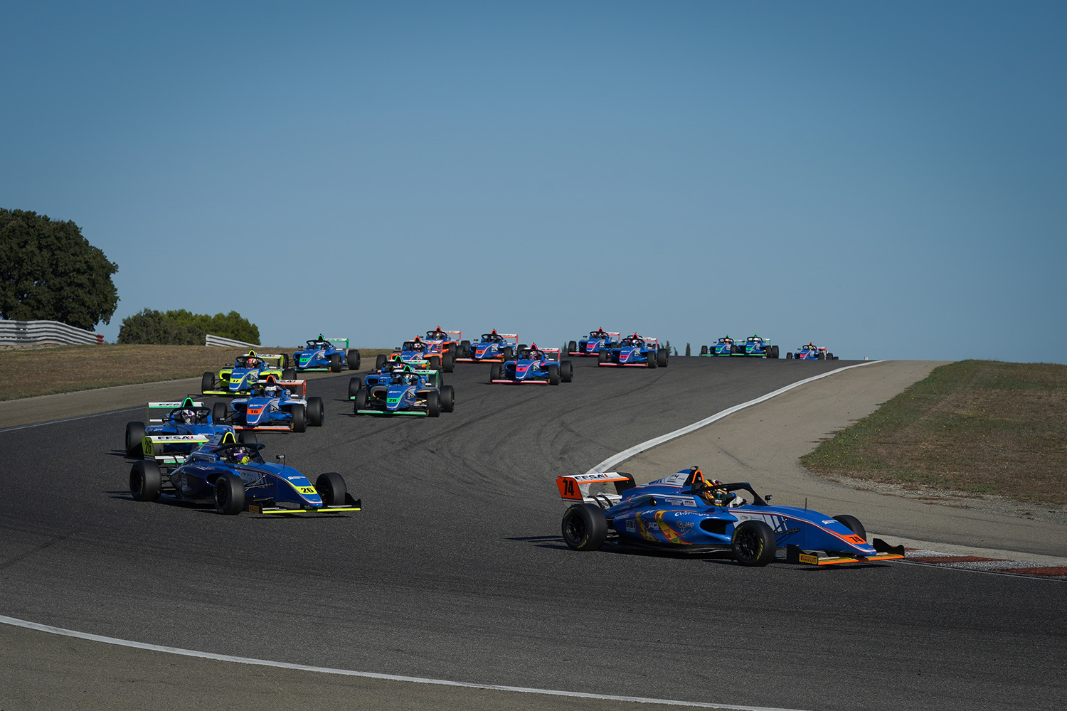 Peugeot lidera F4 Francesa com vitórias em Ledenon. Stevenheydens leva corrida 2