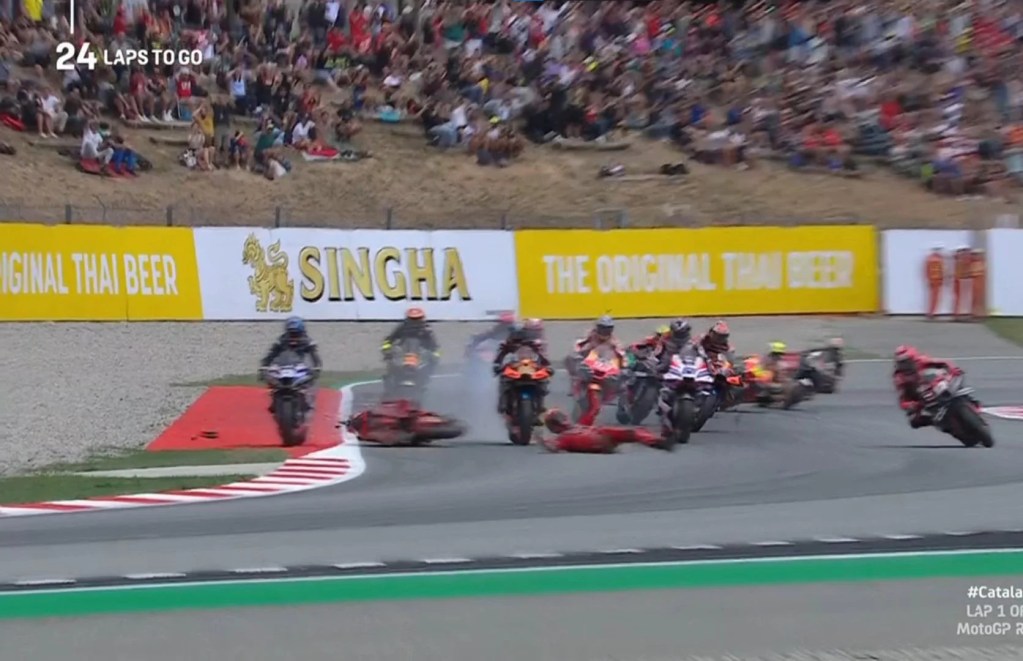 Bagnaia perde controle na primeira volta e é atropelado por moto de Binder na Catalunha