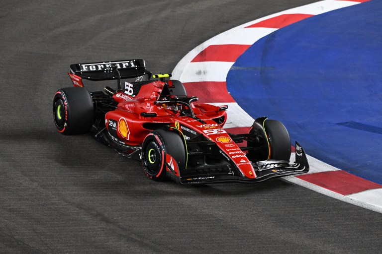 Carlos Sainz fez a pole em Singapura (Foto: AFP)