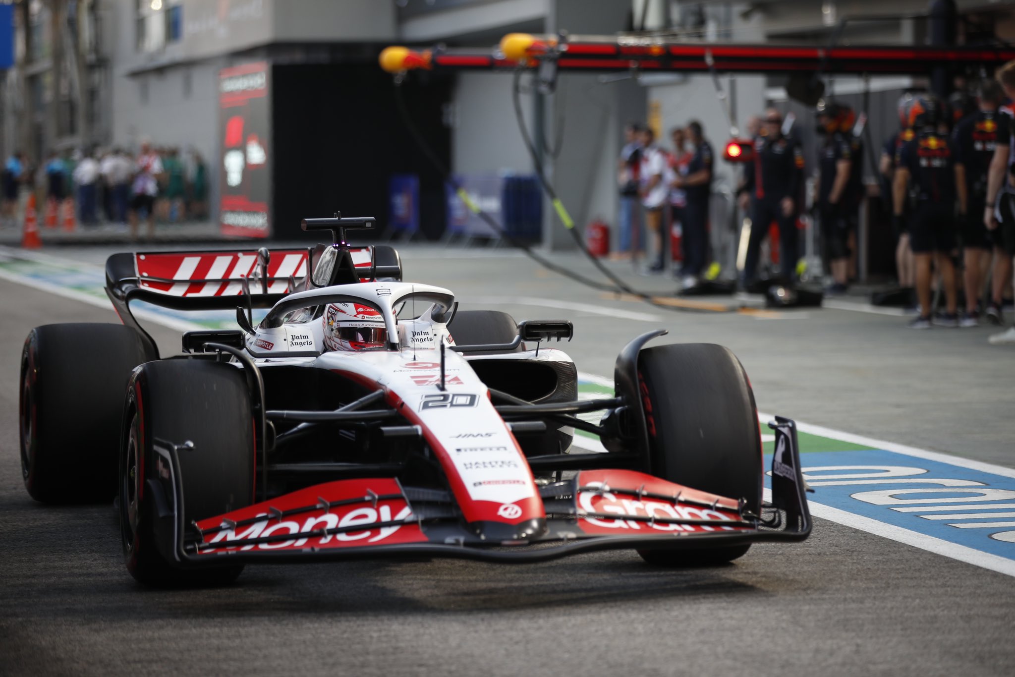 Magnussen desconhece razão de melhora, mas celebra “carro forte” da Haas em Singapura