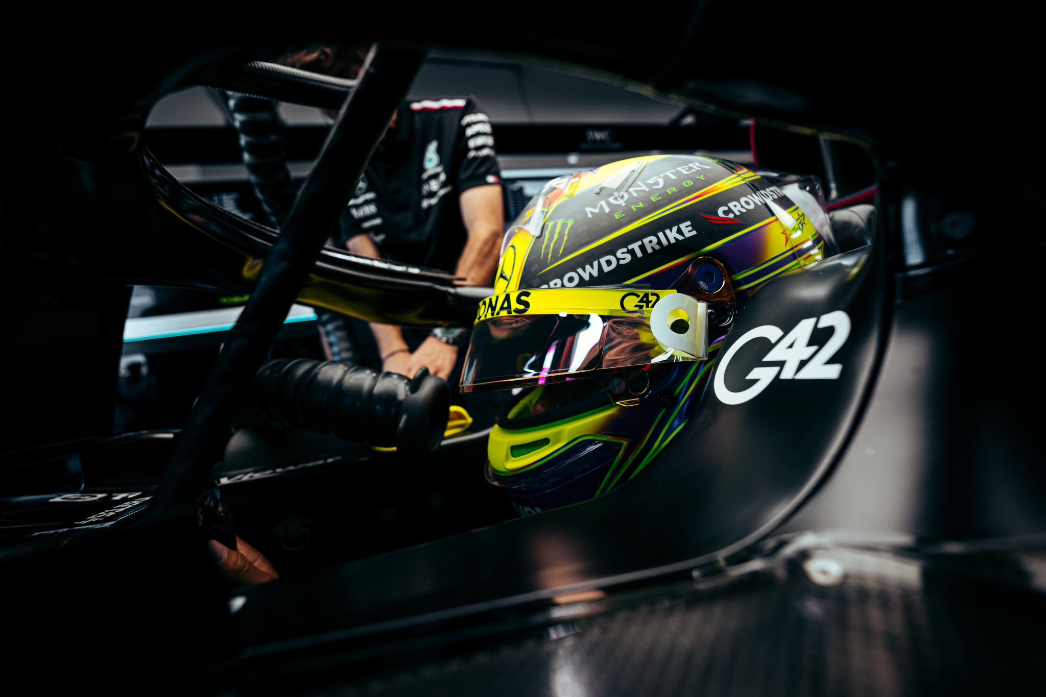 Hamilton vê “trabalho incrível” da Mercedes após 3º em Singapura: “Arriscamos tudo”