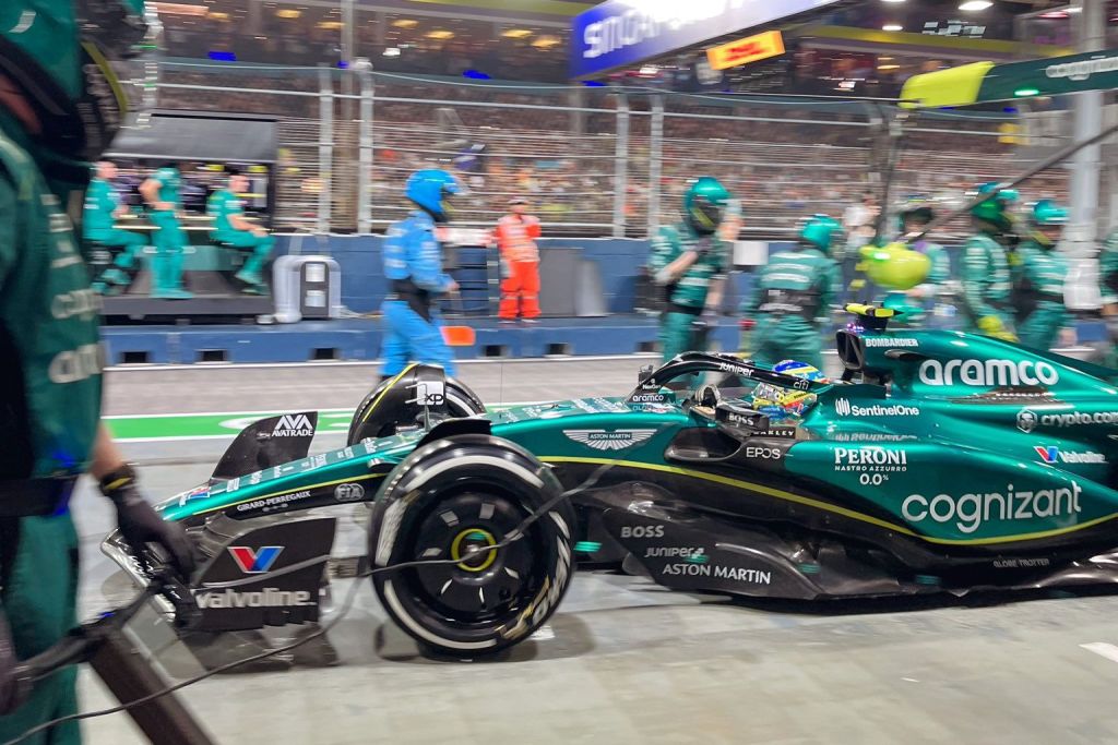 Alonso teve dia “medonho” e condiz com Aston Martin em Singapura, diz Gabriel Curty