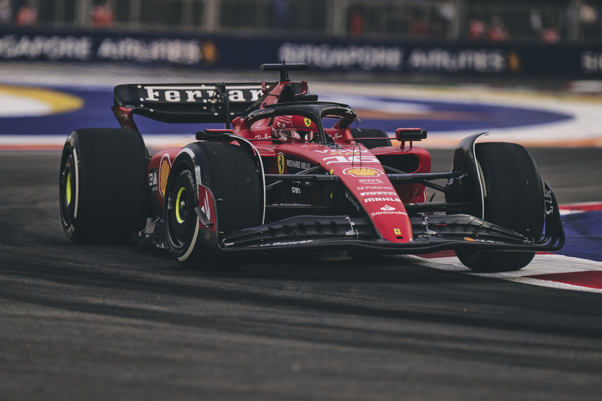 Leclerc vê “corrida difícil” apesar de 4º lugar em Singapura: “Tentei proteger Sainz”