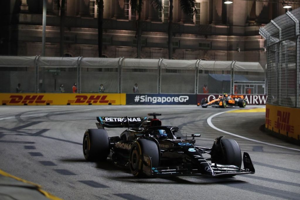 Russell asume culpa del accidente que le costó el podio en Singapur: “Desgarrador”