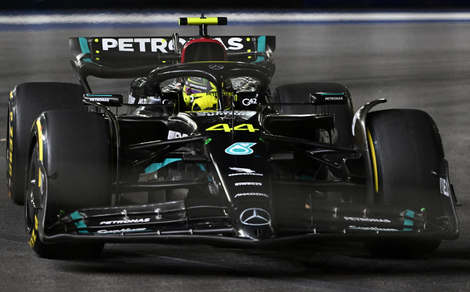 Mercedes vibra com corrida de Hamilton, mas lamenta por Russell: “Merecia pódio”