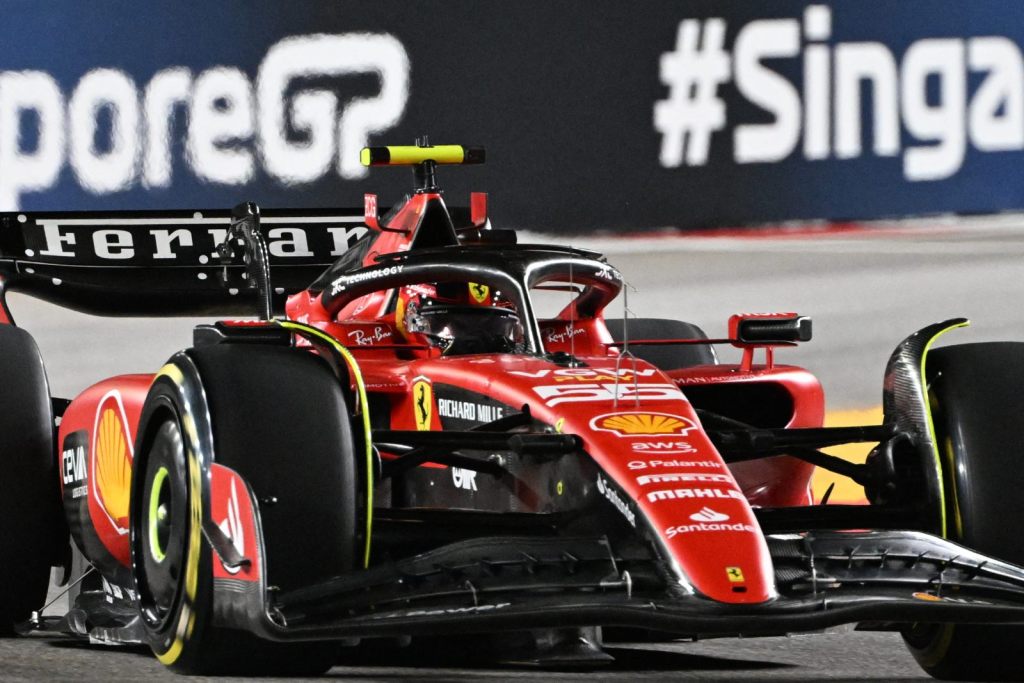 Sainz dá troco em Leclerc e lidera novo 1-2 da Ferrari no TL2 do GP de Singapura