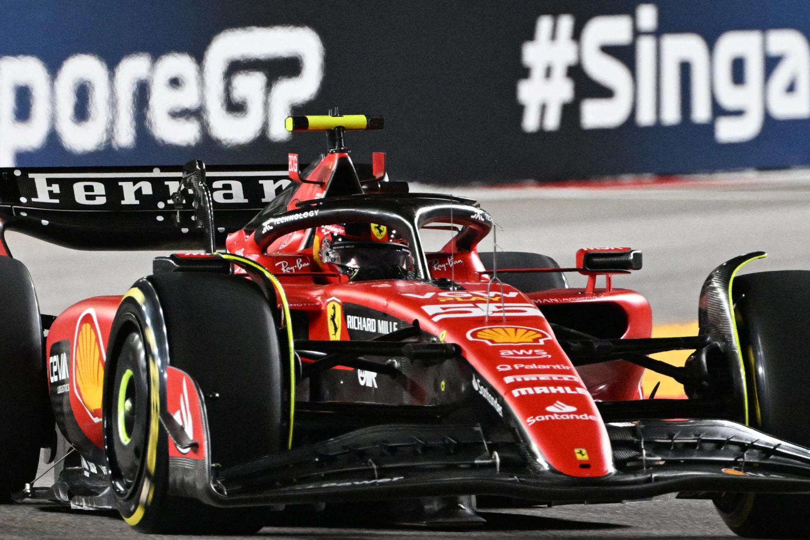 Sainz dá troco em Leclerc e lidera novo 1-2 da Ferrari no TL2 do GP de Singapura