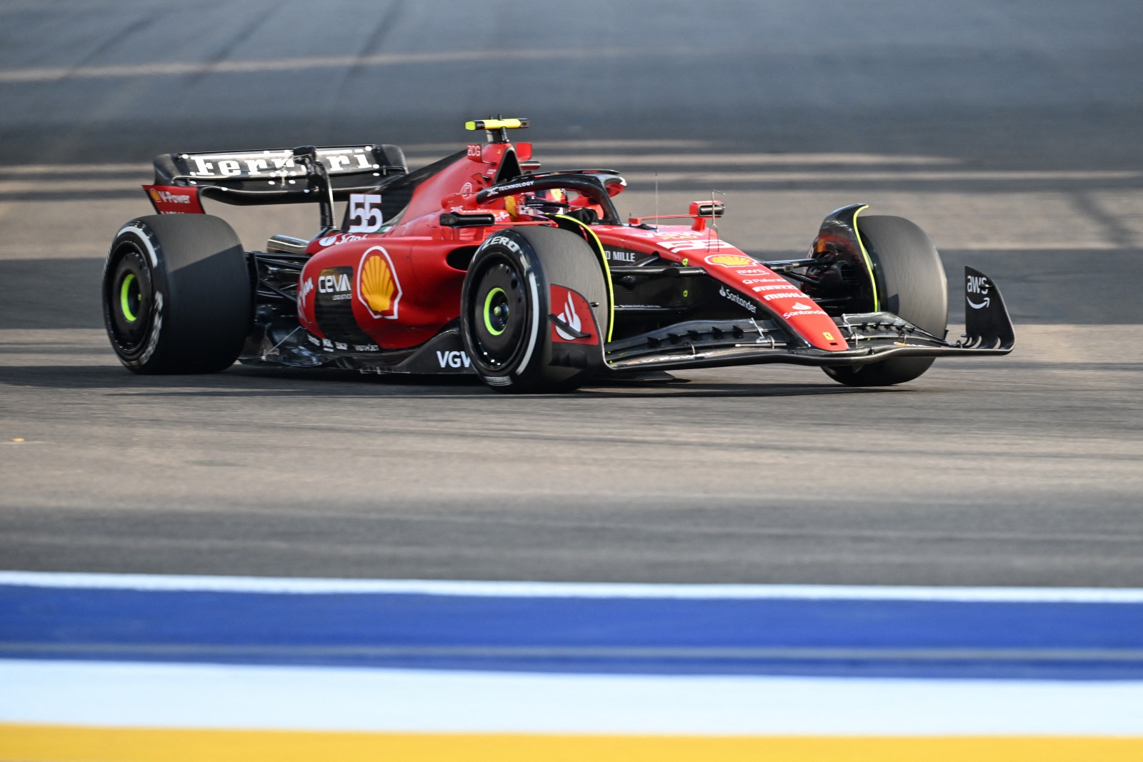 Sainz mantém cautela, mas admite que Ferrari “funcionou já na 1ª volta” em Singapura