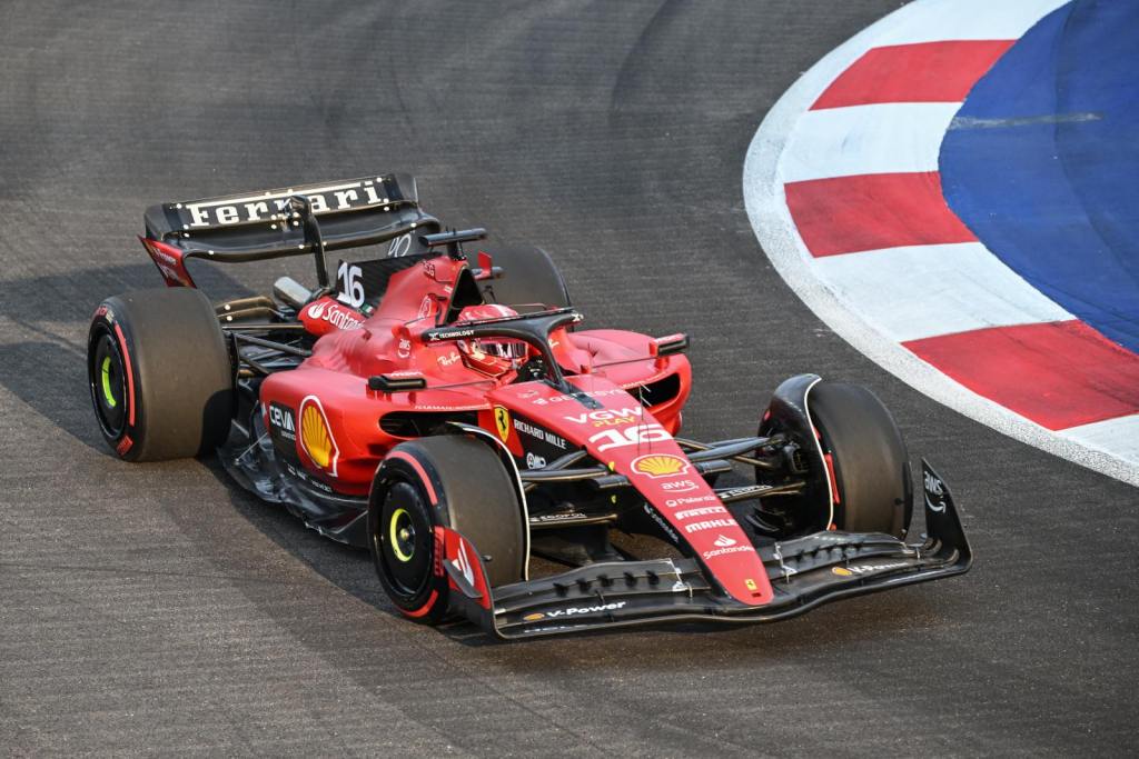 Leclerc começa na frente e lidera 1-2 da Ferrari no TL1 do GP de Singapura de F1