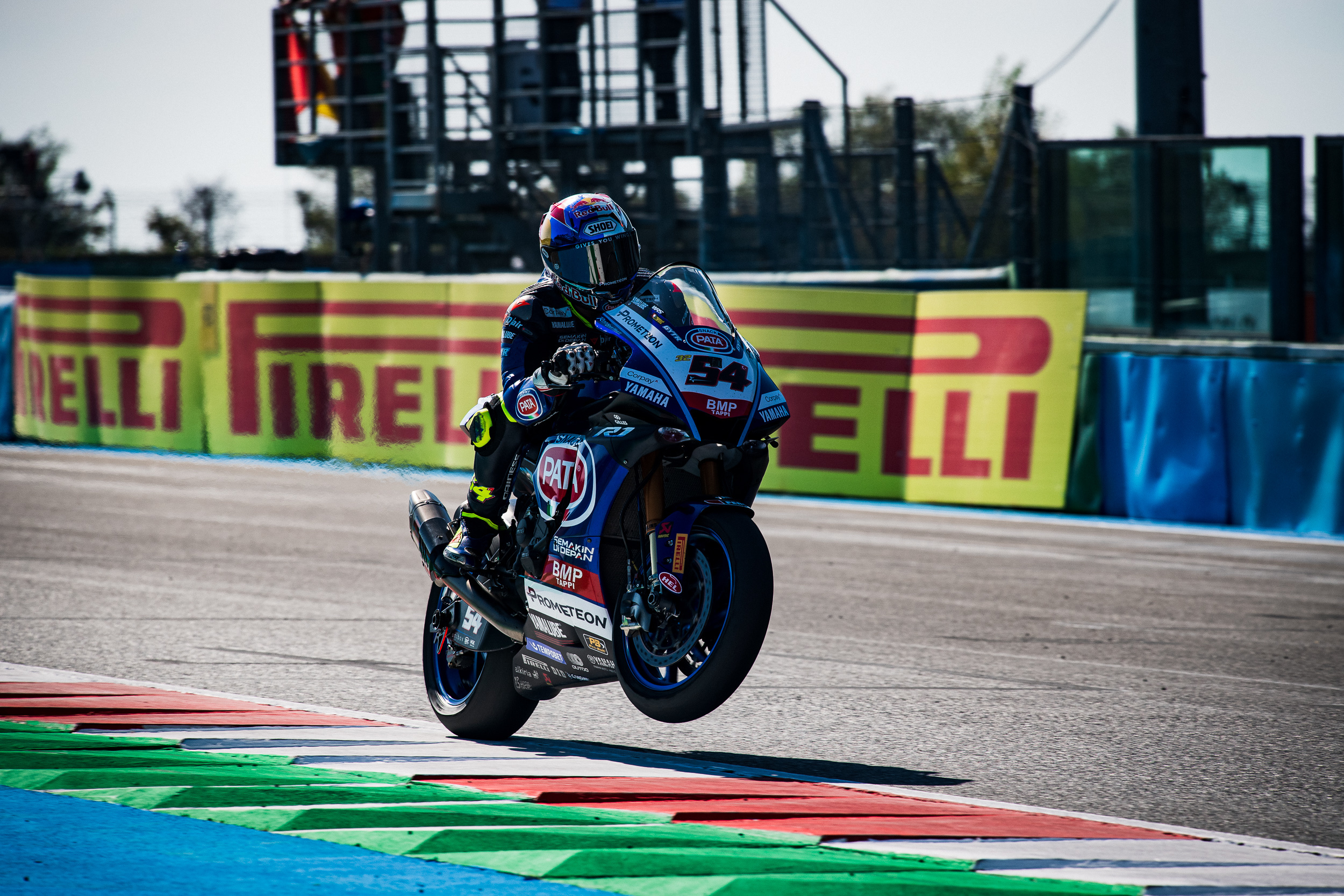 Razgatlioglu supera Rinaldi e vence corrida 1 do WSBK em Magny-Cours. Bautista é 10º