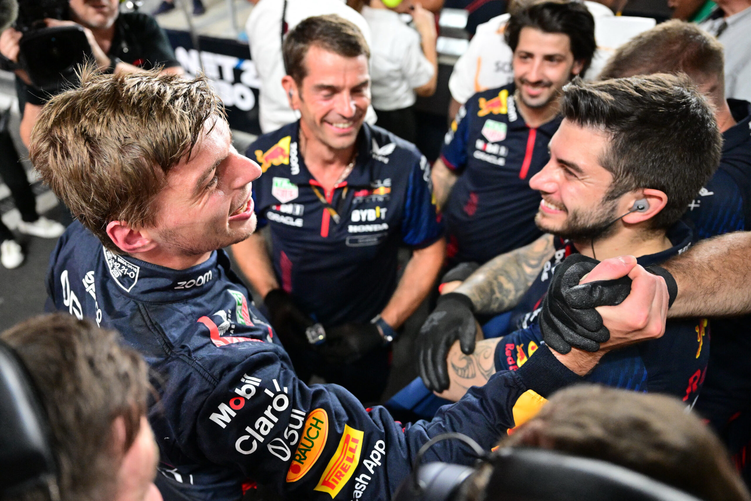 Verstappen entra para salão de gala da Fórmula 1 em tri poderoso e sem precedentes