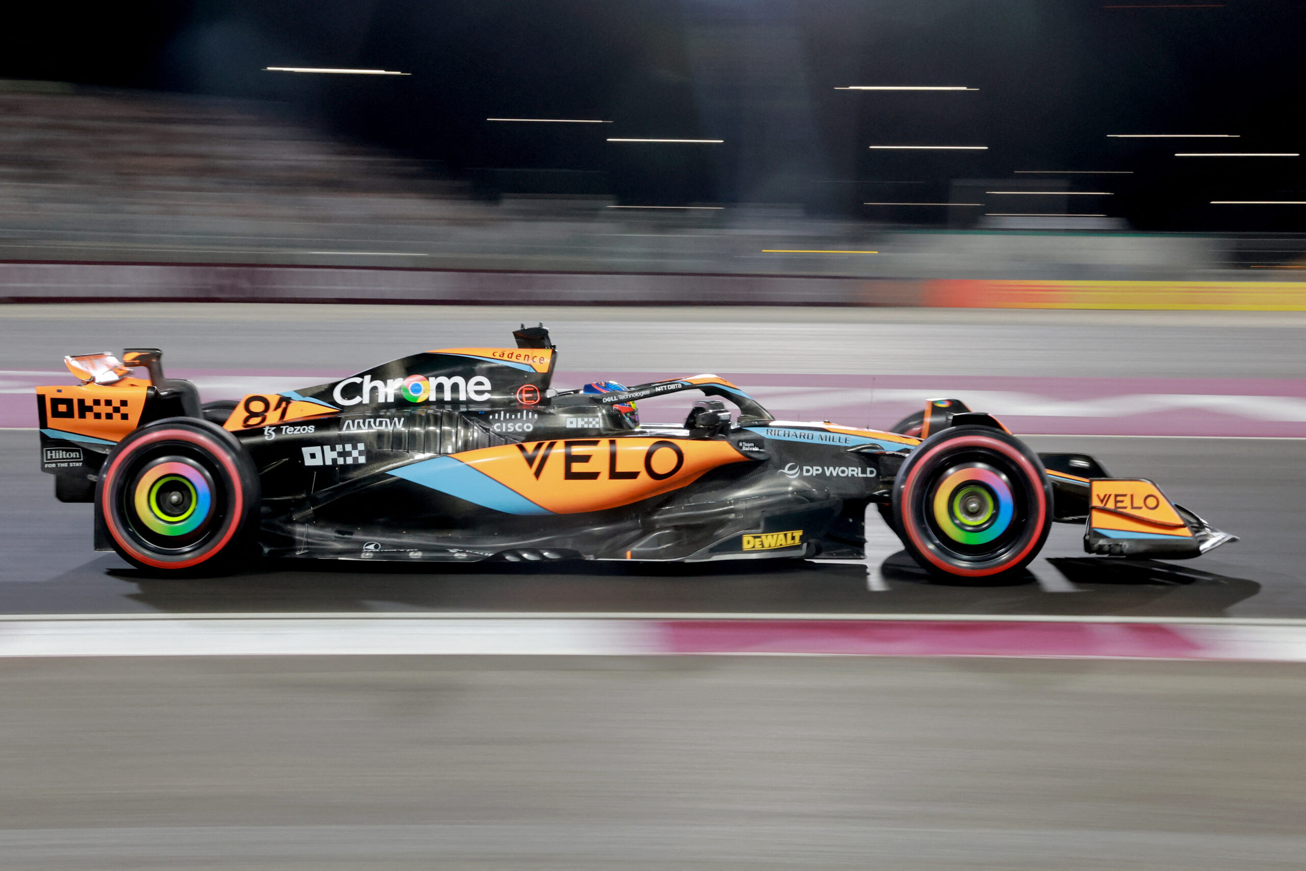 Piastri dribla limites de pista e conquista pole-position para corrida sprint no Catar