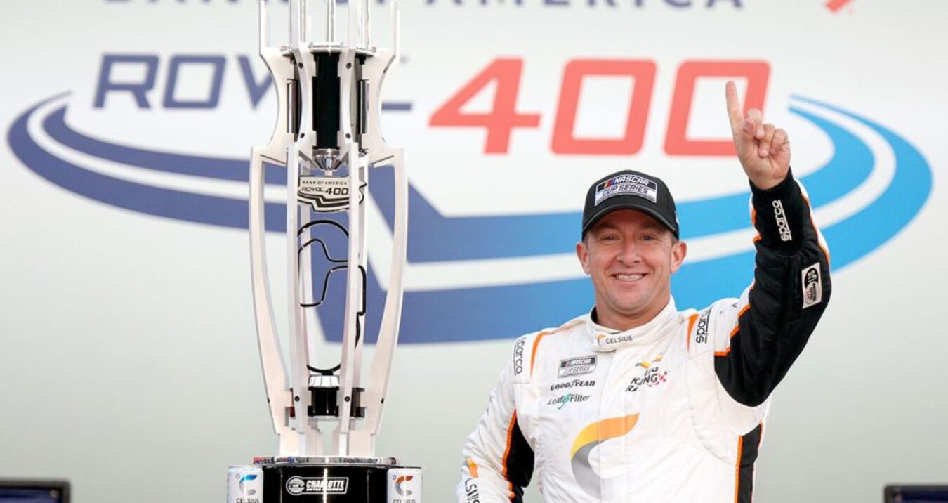 Allmendinger aguanta a Byron y gana en Roval de Charlotte; Kyle Busch, fuera del playoff