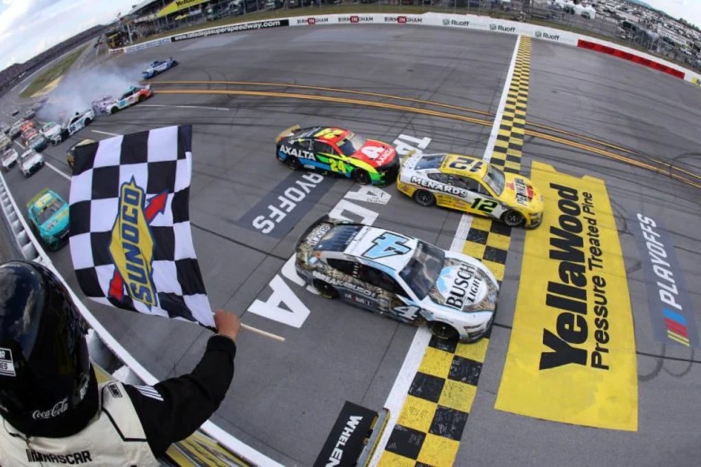 Blaney vence a Harvick en un final histórico y gana carrera de NASCAR en Talladega