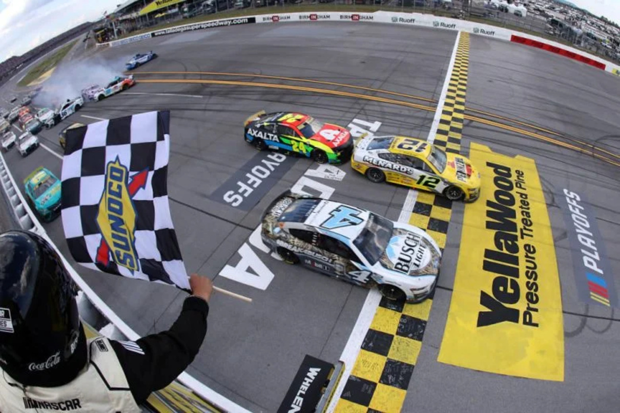 Blaney vence a Harvick en un final histórico y gana carrera de NASCAR en Talladega
