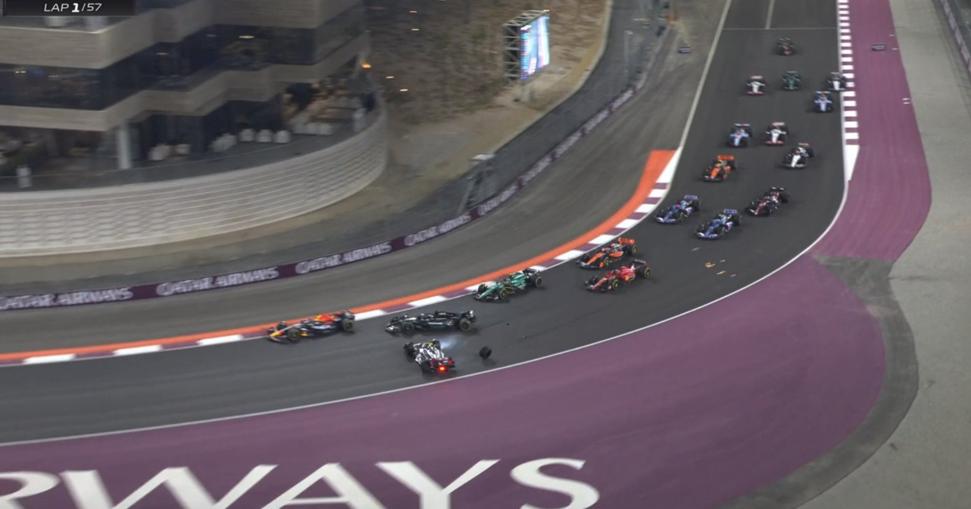 Hamilton y Russell chocan en la primera curva y causan salida del Safety Car en comienzo del GP de Qatar
