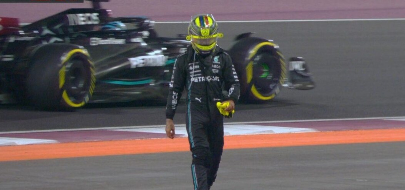 Hamilton abandona en largada del GP de Qatar tras toque con Russell