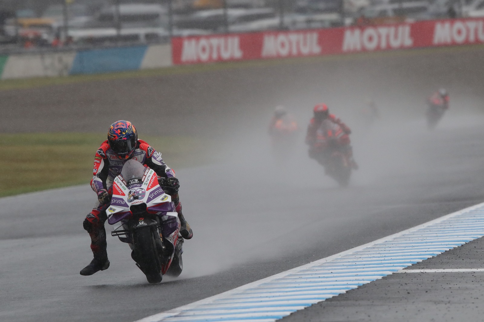 Japão entrega prova caótica e atiça disputa entre Bagnaia e Martín na MotoGP