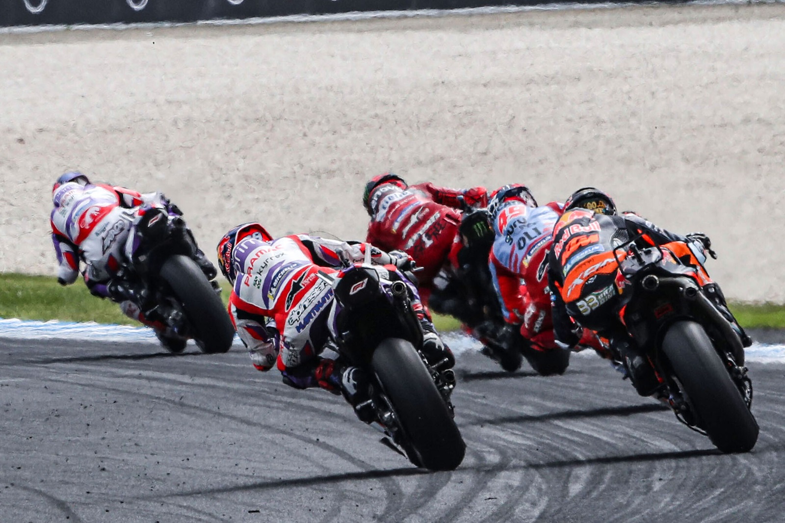 MotoGP vê Austrália em 3 atos: glória de Zarco, tática de Bagnaia e erro de Martín