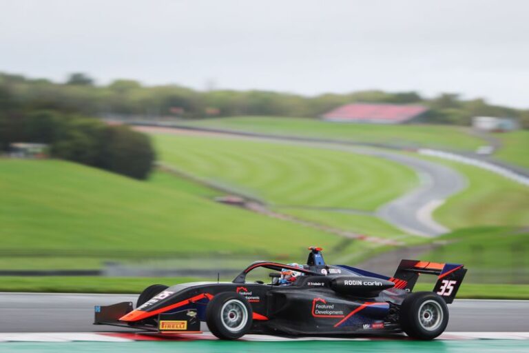 Voisin bate Rees e se aproxima de título da GB3 com vitória na corrida 1 de Donington
